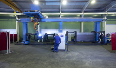 Mitarbeiter an einer modernen Fertigungsanlagen zur Blechbearbeitung bei der Zuther GmbH
